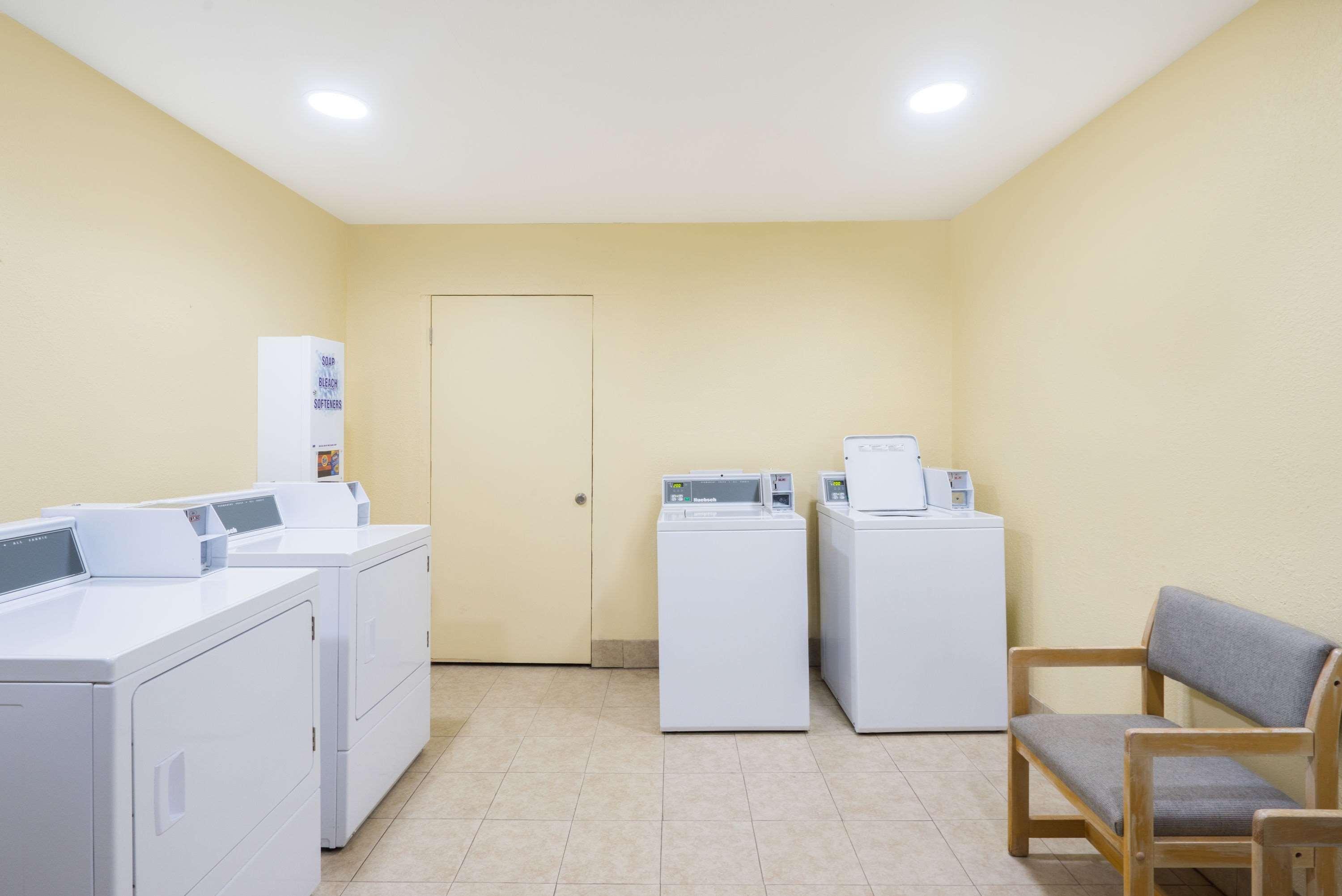 Days Inn By Wyndham Statesville Buitenkant foto
