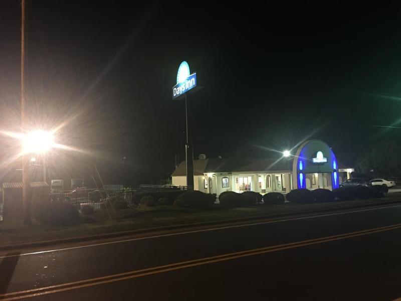 Days Inn By Wyndham Statesville Buitenkant foto